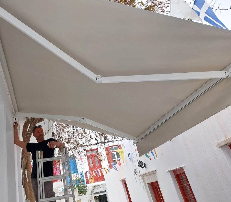 tentes pavlopoulos - construction worker image