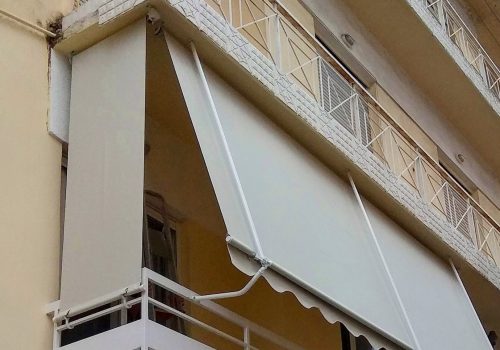Κάθετη τέντα (ριντό) στο πλαϊνό μπαλκονιού - Εικόνα από απόσταση