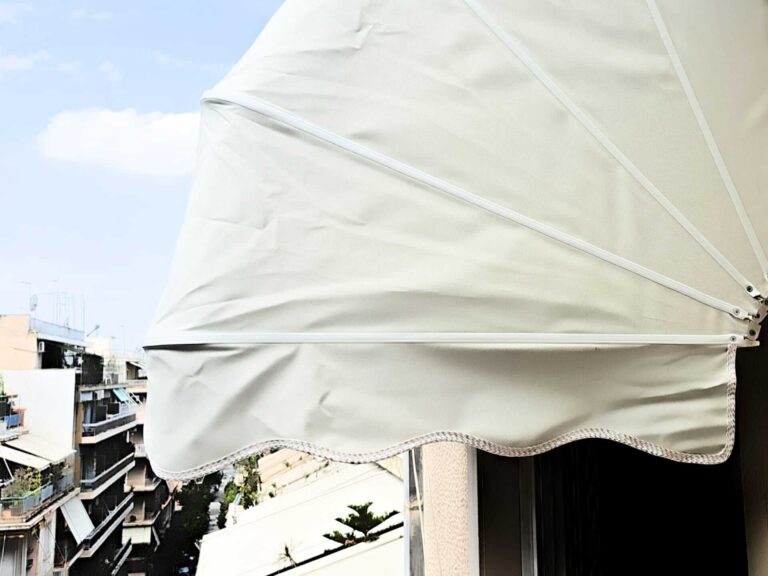 Τέντα «κούρμπα» σε παράθυρο - πλαϊνή όψη.