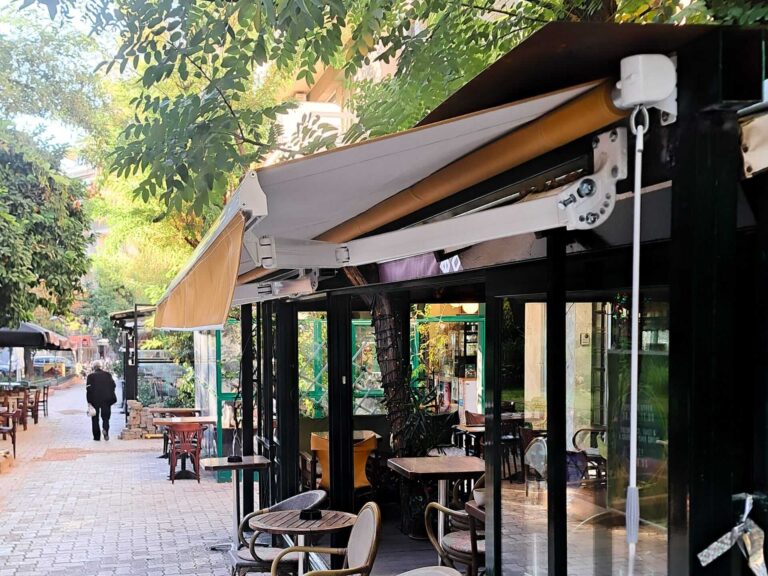 Τέντα με βραχίονες σε κατάστημα στην Κυψέλη